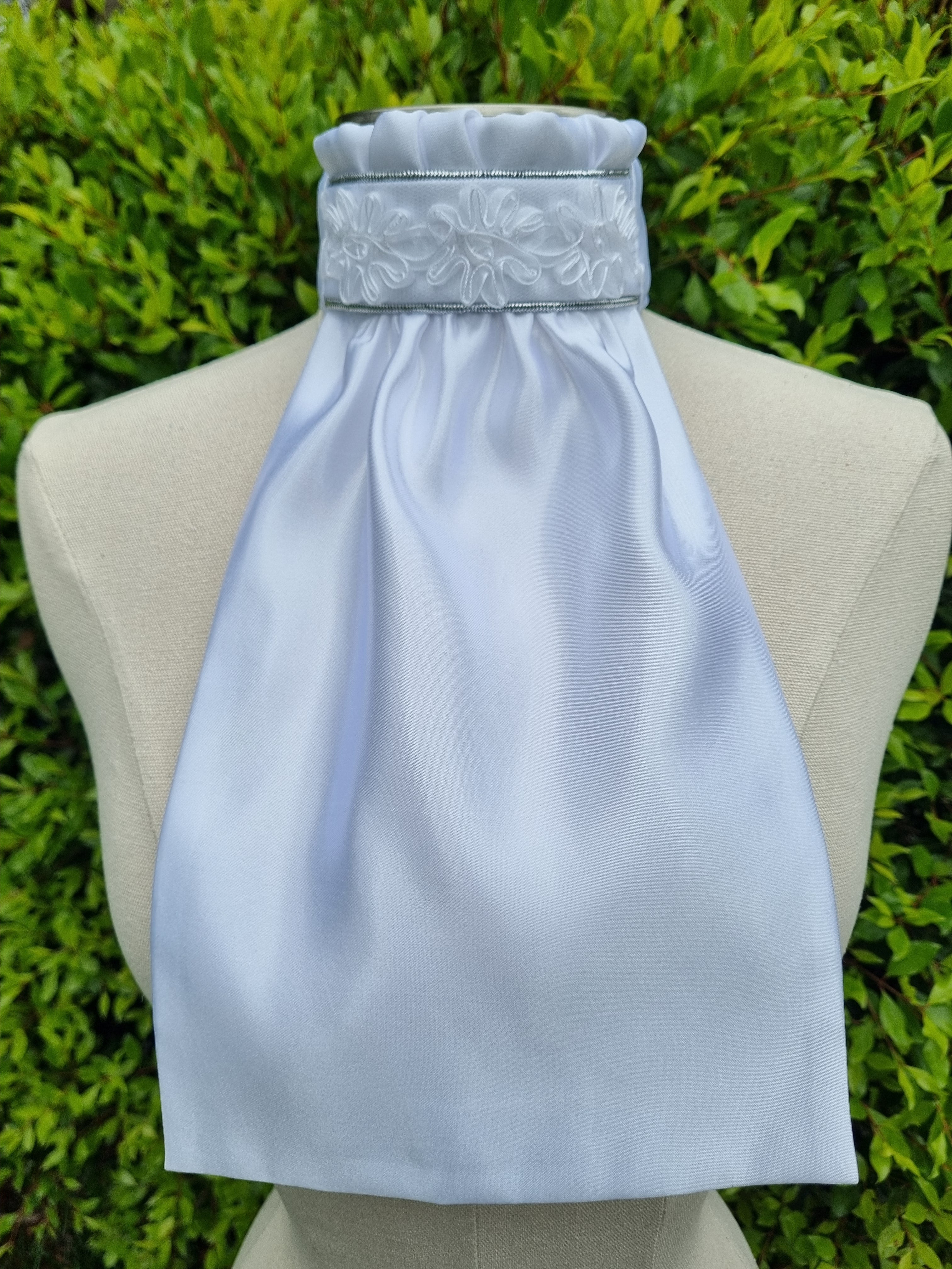 ERA Euro Kara Pre-tied Stock Tie – White satin with silver piping & Rosette trim