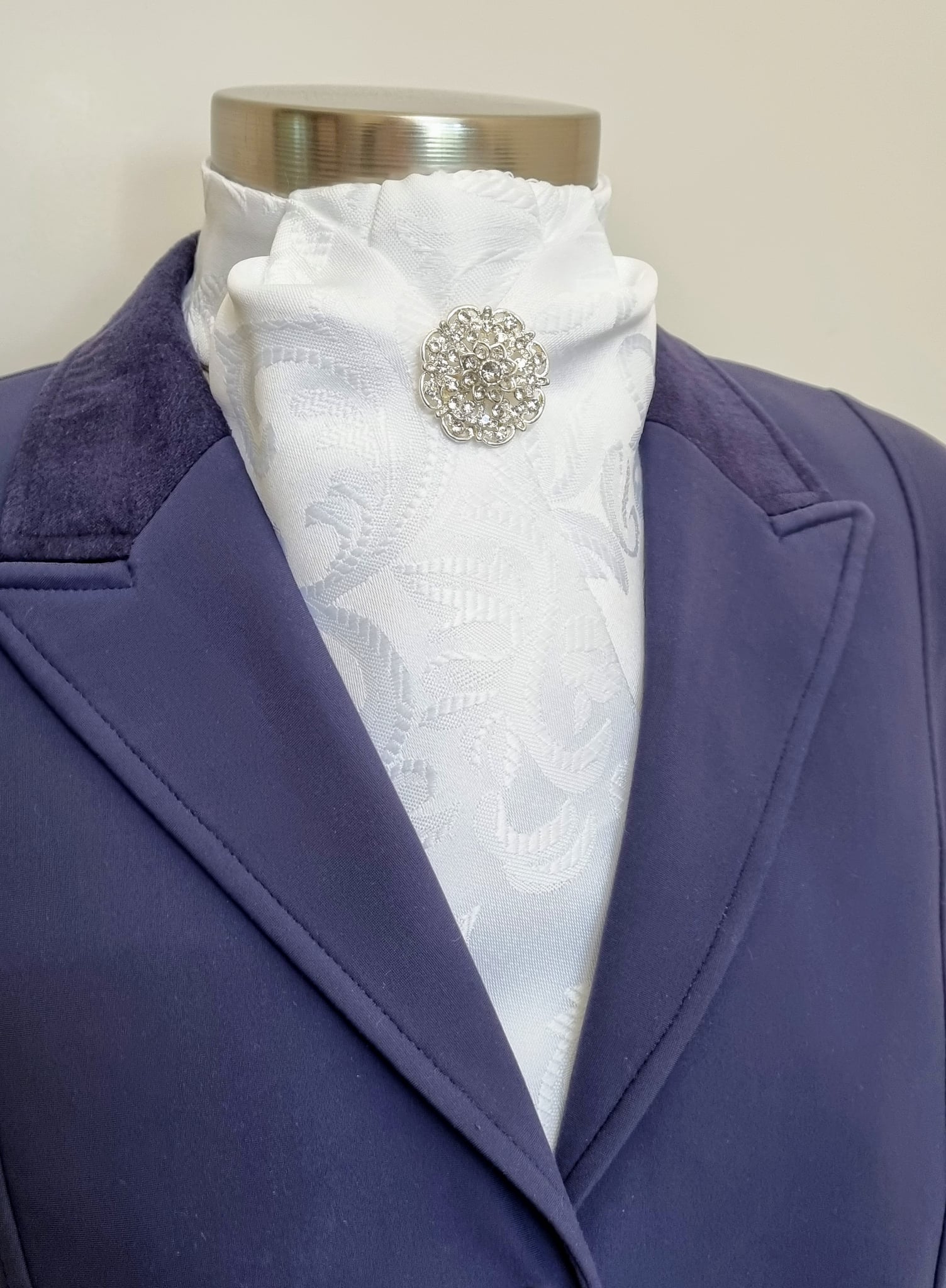 ERA DEB STOCK TIE – White jacquard with soft pleat and silver brooch