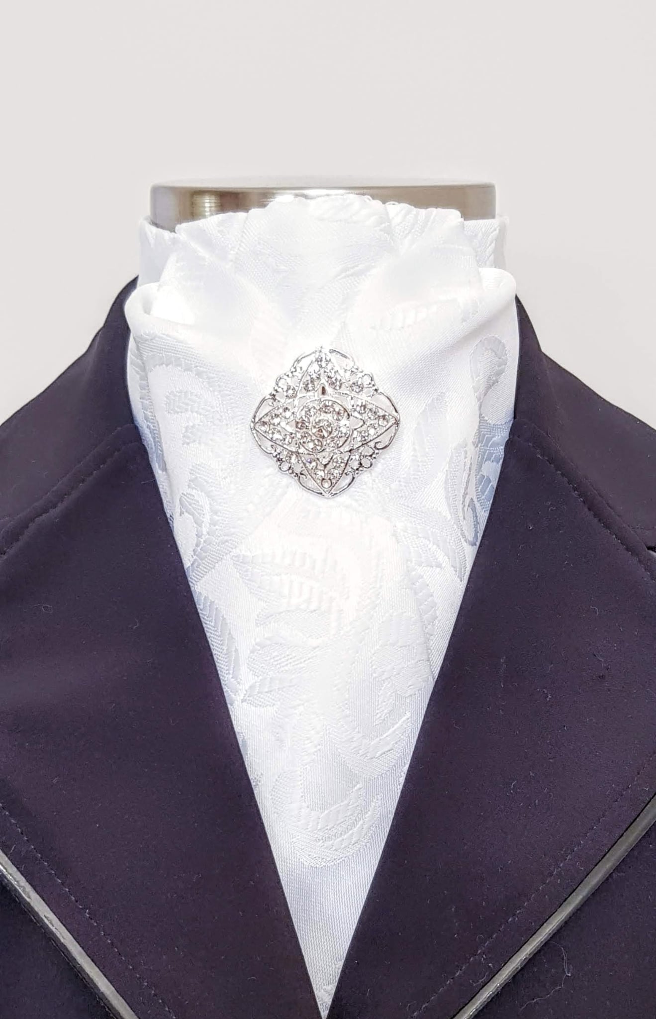 ERA DEB STOCK TIE – White jacquard with soft pleat and silver brooch