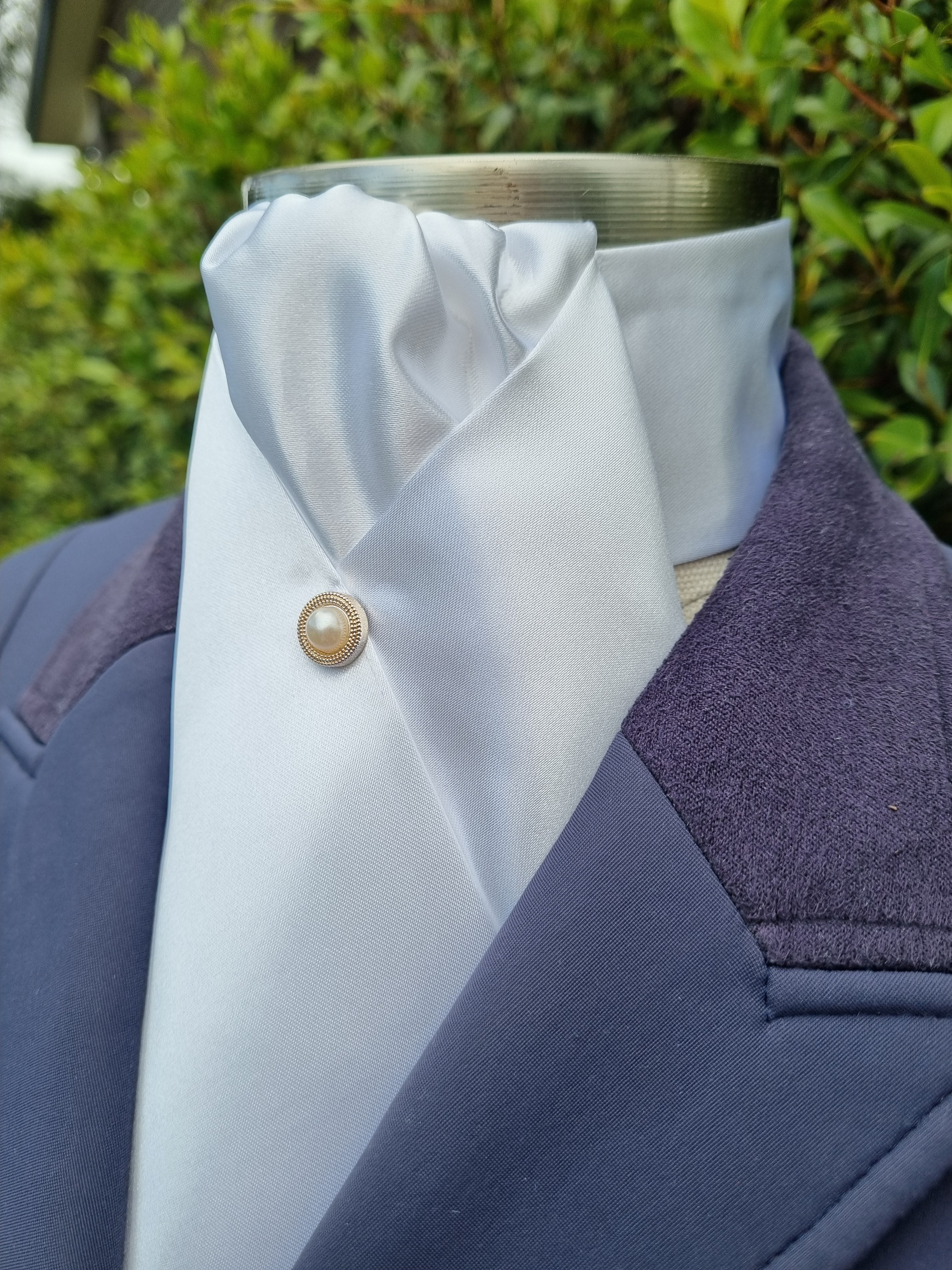 ERA “THE CLASSIC” STOCK TIE – White satin with stud pin