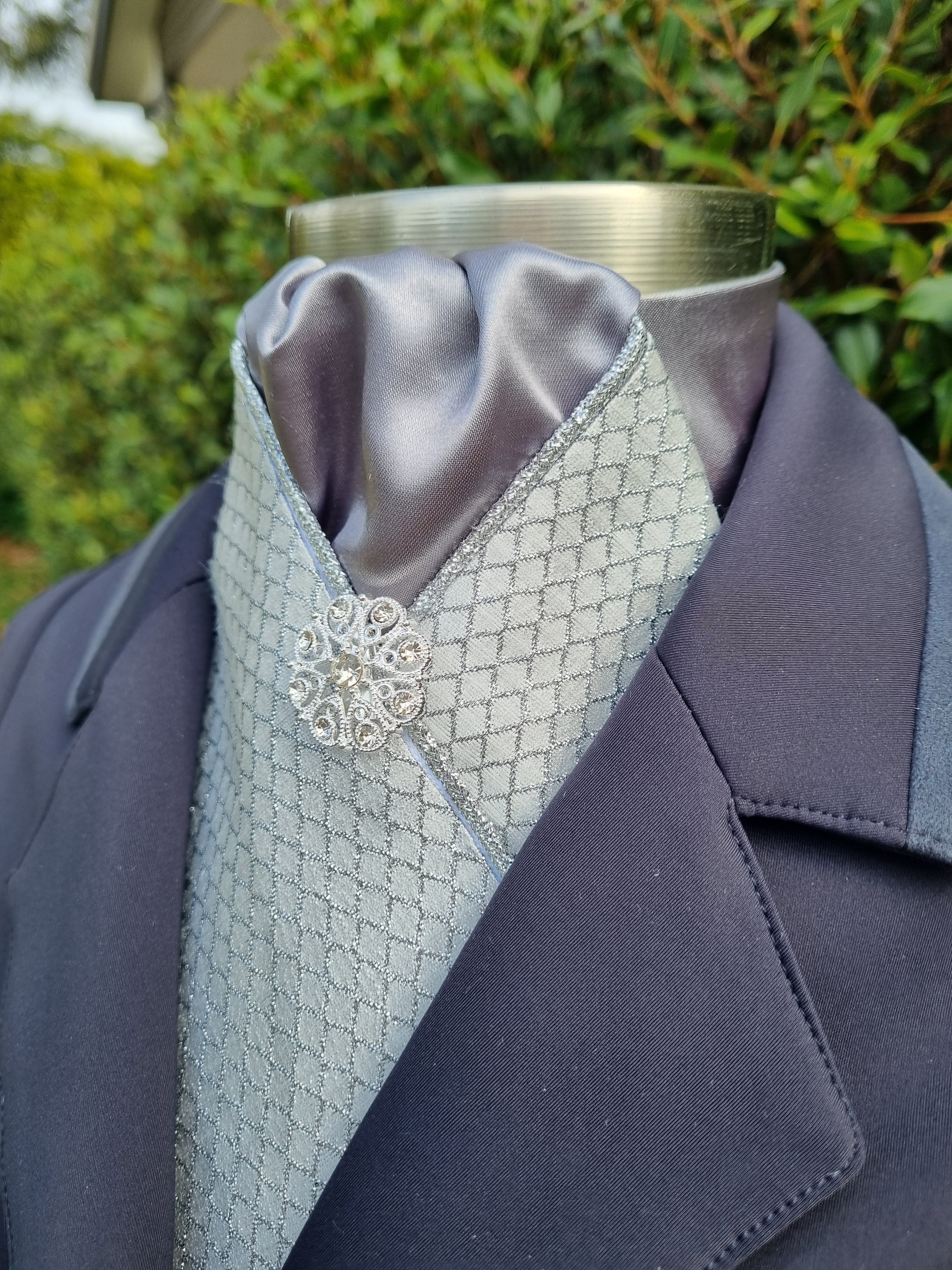 ERA Designer Collection Pre-tied Stock Tie – Silver diamond brocade with dark grey centre, silver metallic piping & silver brooch
