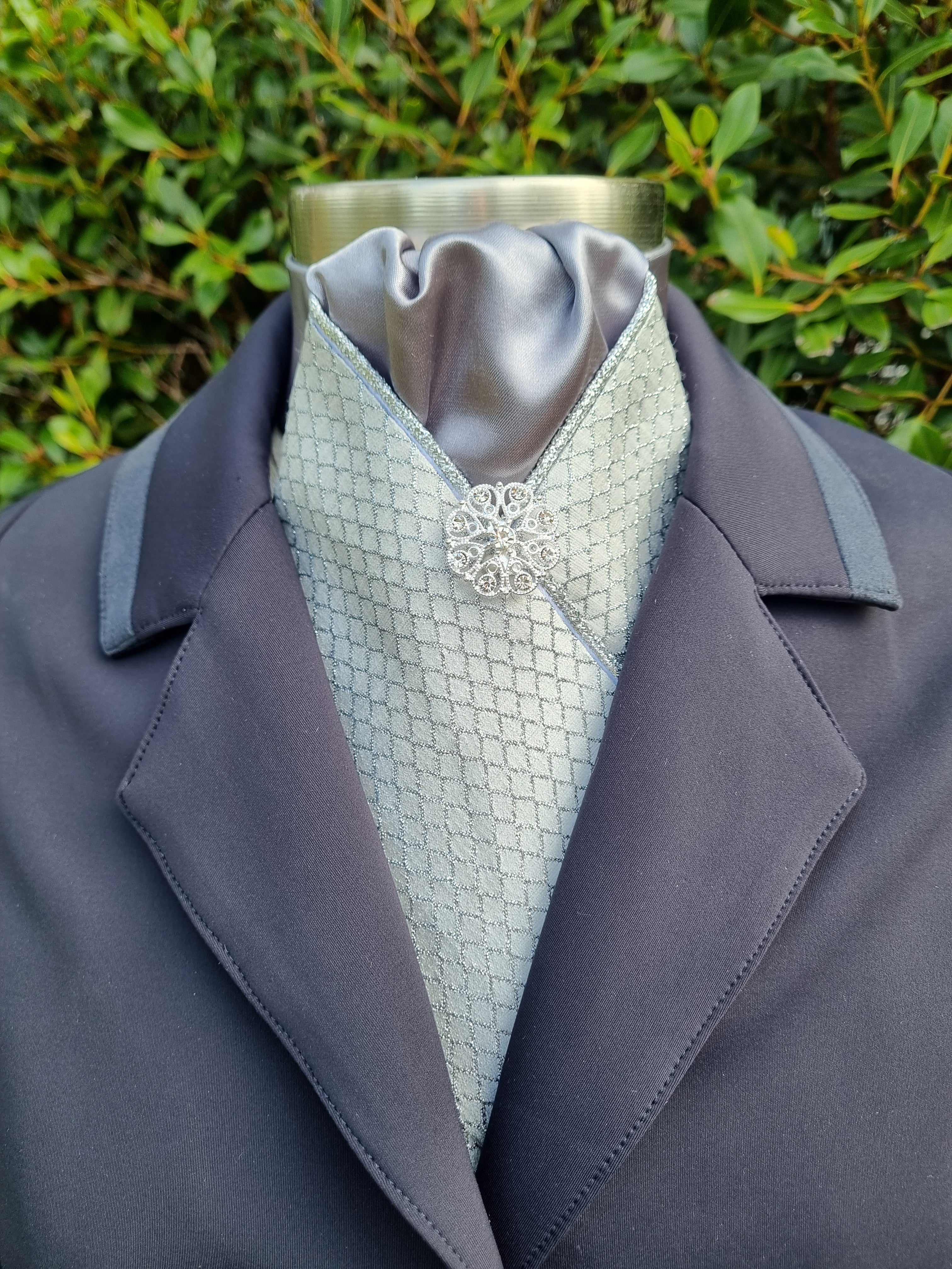 ERA Designer Collection Pre-tied Stock Tie – Silver diamond brocade with dark grey centre, silver metallic piping & silver brooch