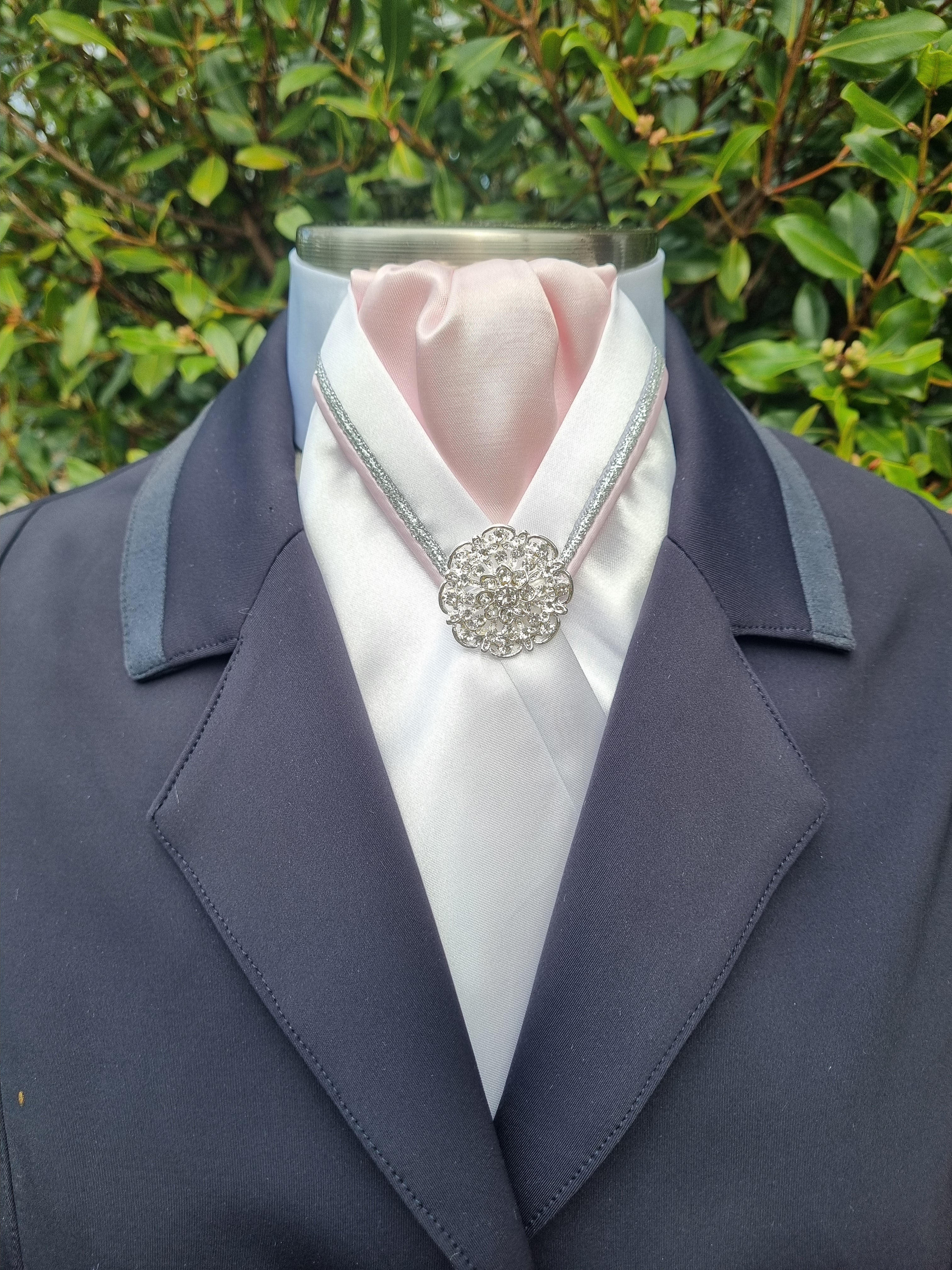 ERA RACHAEL STOCK TIE – White satin and Pale Pink, with silver & pale pink “V” piping & brooch